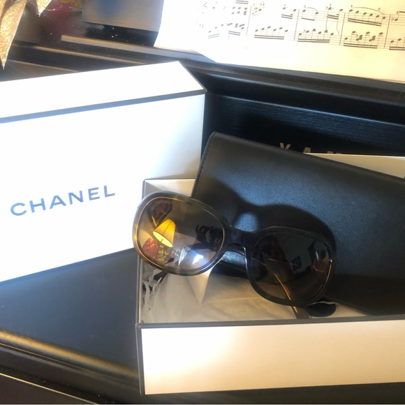 EUC Chanel Sunglasses 5286 c.714/S5 Tortoise Square Frames with Brown Lenses - Picture 3 of 10